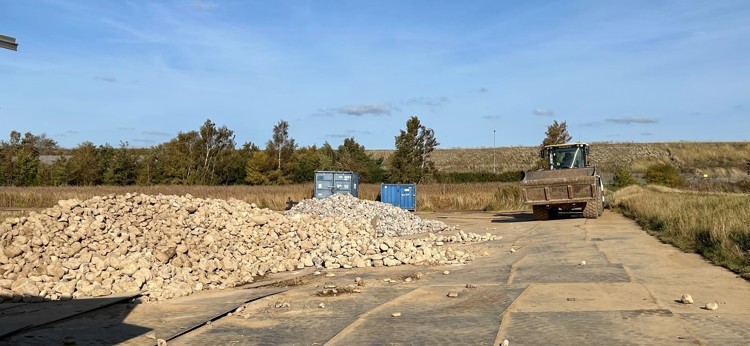 Stenbunder til brug for reparation af dige på Dragør Nordstrand